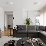 Daire Modern 3br With Terrace In Benfica By Host For Us